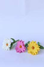 Load image into Gallery viewer, Felt Daisies 🌼 various options + colours